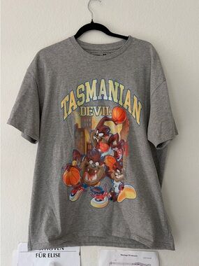 TASMANIAN DEVIL T-SHIRT LOONEY TUNES TAZ BASKETBALL GRAPHIC TEE GRAY MENS M